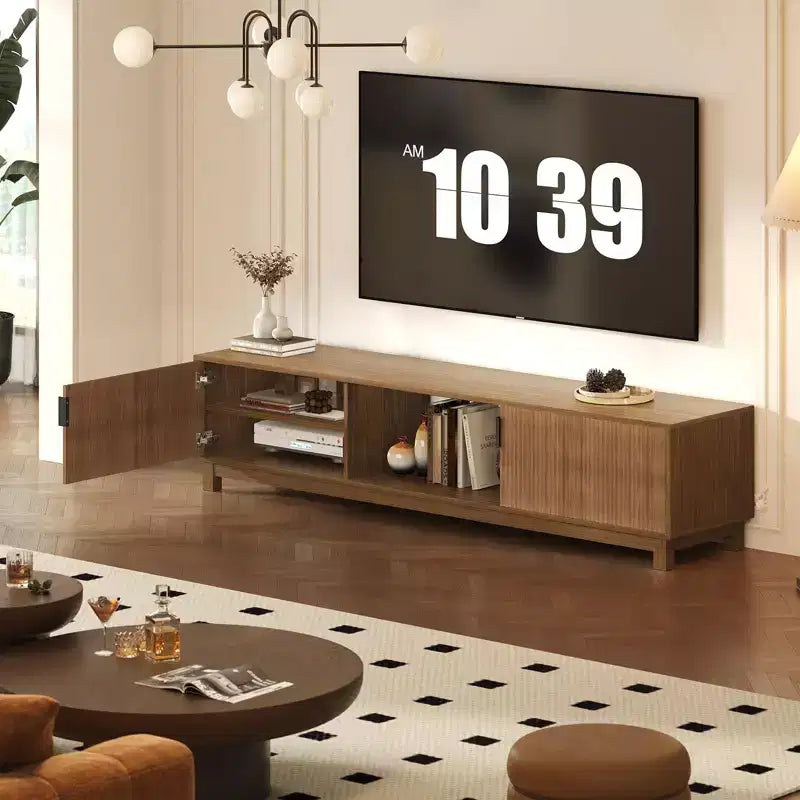 Meuble TV bas 70 pouces avec portes cannelées et étagère de rangement ouverte – Noyer