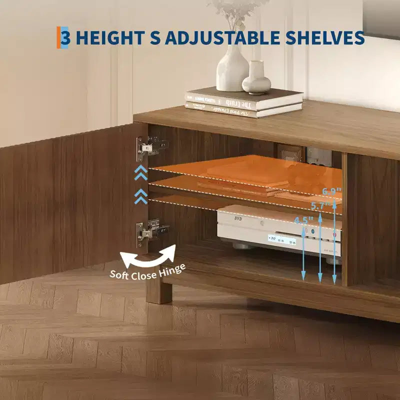 Meuble TV bas 70 pouces avec portes cannelées et étagère de rangement ouverte – Noyer