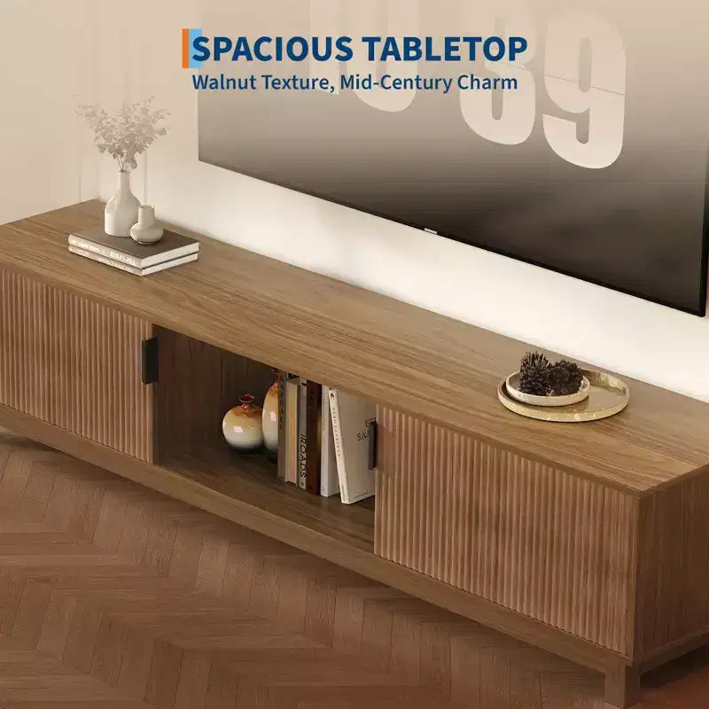 Meuble TV bas 70 pouces avec portes cannelées et étagère de rangement ouverte – Noyer