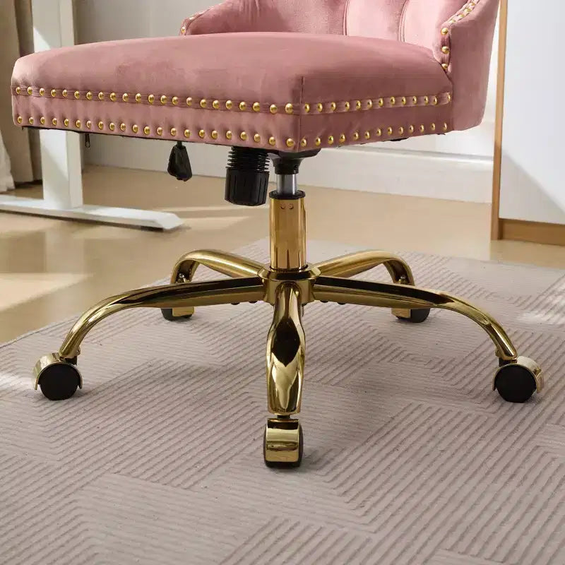 Chaise de bureau réglable en velours avec piètement en métal doré, rose