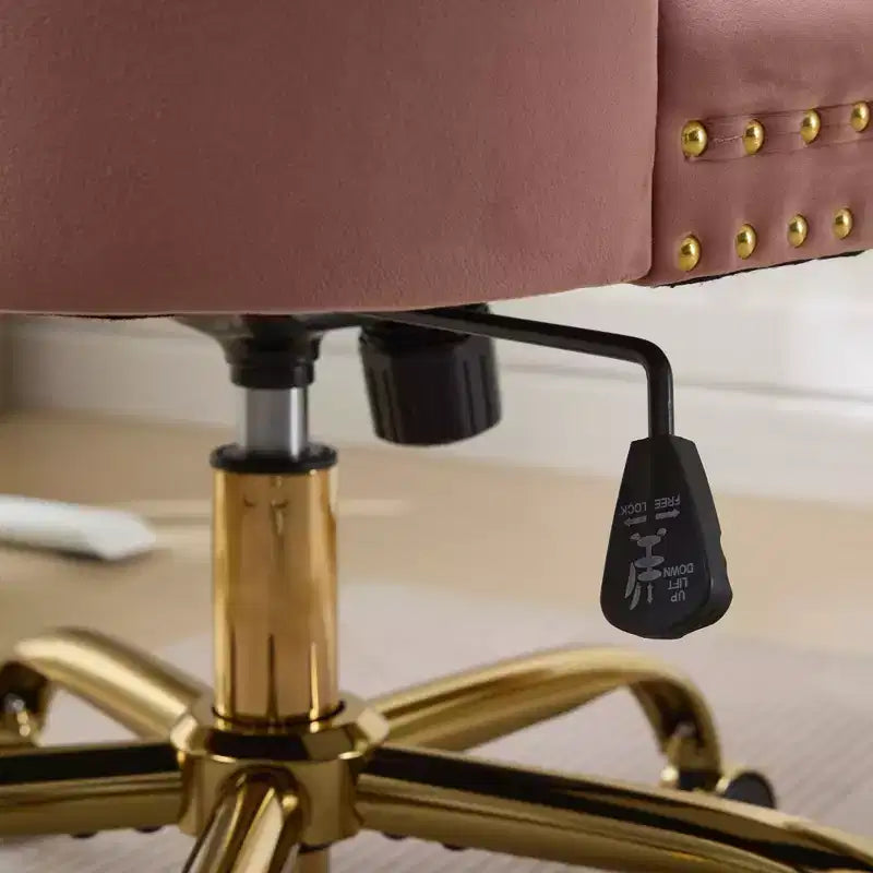 Chaise de bureau réglable en velours avec piètement en métal doré, rose
