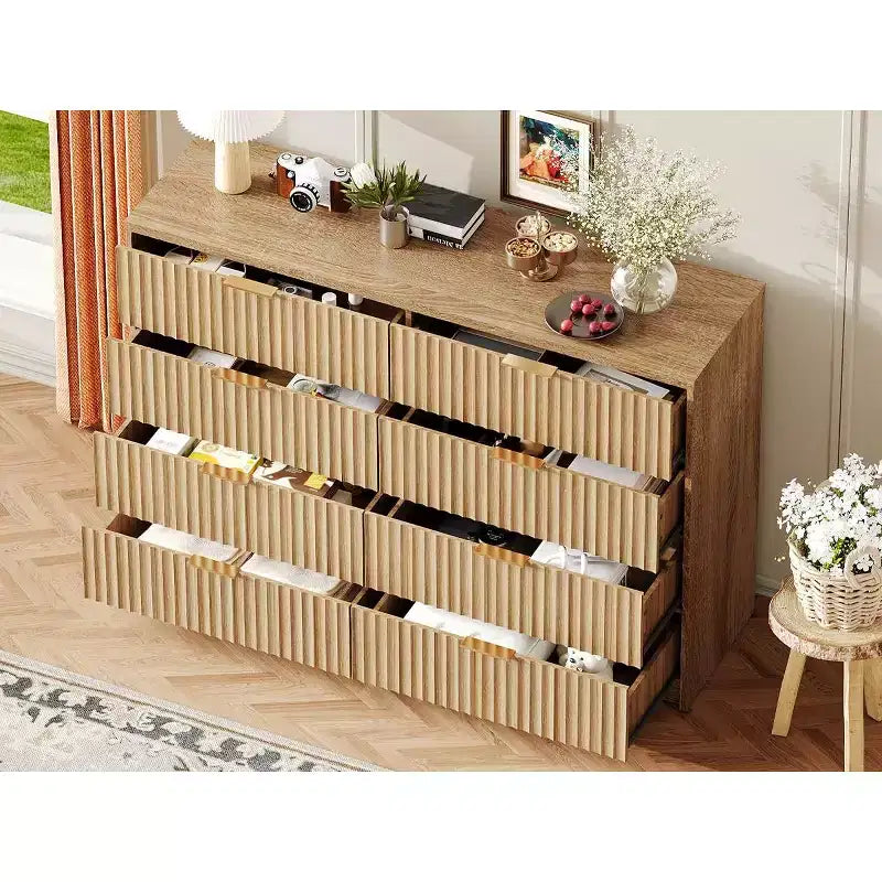 Commode de chambre à 8 tiroirs cannelés avec poignées métalliques – 139,9 cm L x 40 cm P x 80 cm H, Bois d'ingénierie