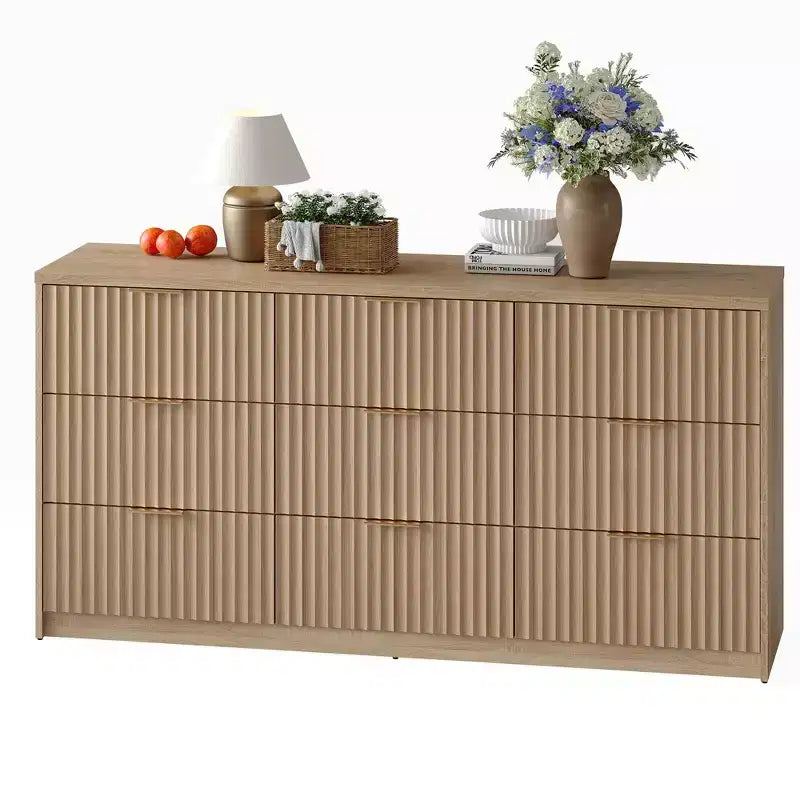 Commode de chambre à 8 tiroirs cannelés avec poignées métalliques – 139,9 cm L x 40 cm P x 80 cm H, Bois d'ingénierie