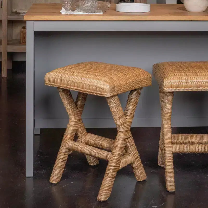 Tabouret de bar en jacinthe d'eau tressée, cadre en bois d'acajou, sans dossier, hauteur fixe – 43,2 cm (L) x 40,6 cm (l) x 63,5 cm (H)