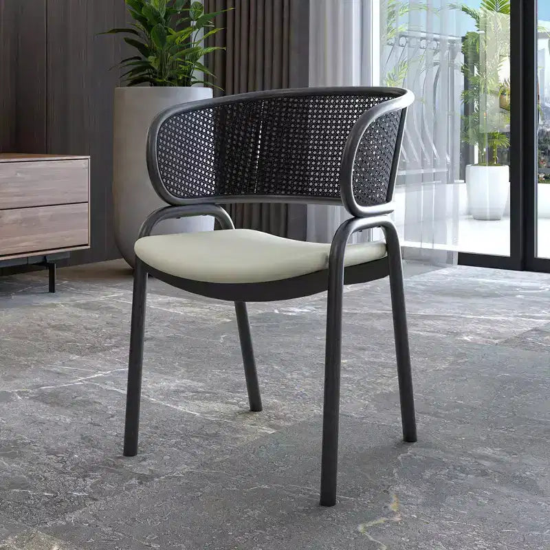 Chaise de salle à manger moderne avec dossier en rotin tissé, assise rembourrée et pieds en fer noir – 73,9 cm H x 55,9 cm L x 51,8 cm P, supporte 150 kg
