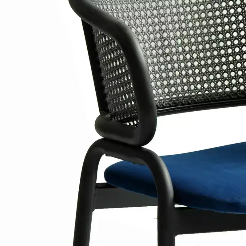 Chaise de salle à manger moderne avec dossier en rotin tissé, assise rembourrée et pieds en fer noir – 73,9 cm H x 55,9 cm L x 51,8 cm P, supporte 150 kg